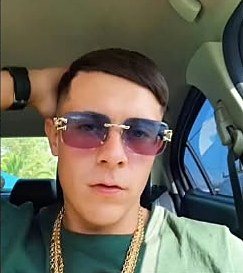 Gonzalo con lentes y cadenas