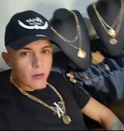 Gonzalo junto a bustos con cadenas