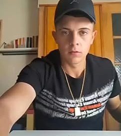 Gonzalo mostrando sus cadenas